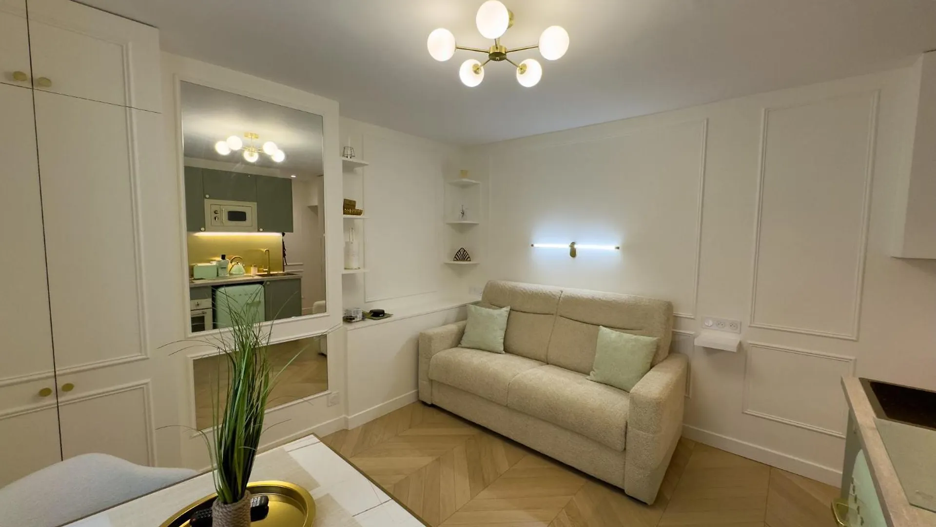 Chez Lucette Studio 17E Paris location